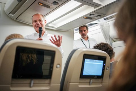Bundeskanzler Olaf Scholz (SPD) spricht bei einem Flug mit dem Airbus A340 der Luftwaffe von Oslo nach Stockholm