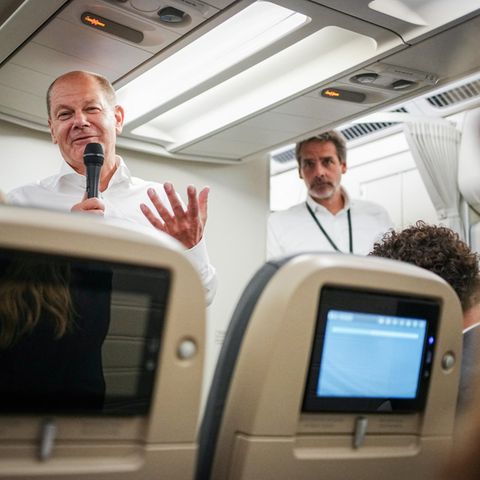 Bundeskanzler Olaf Scholz (SPD) spricht bei einem Flug mit dem Airbus A340 der Luftwaffe von Oslo nach Stockholm