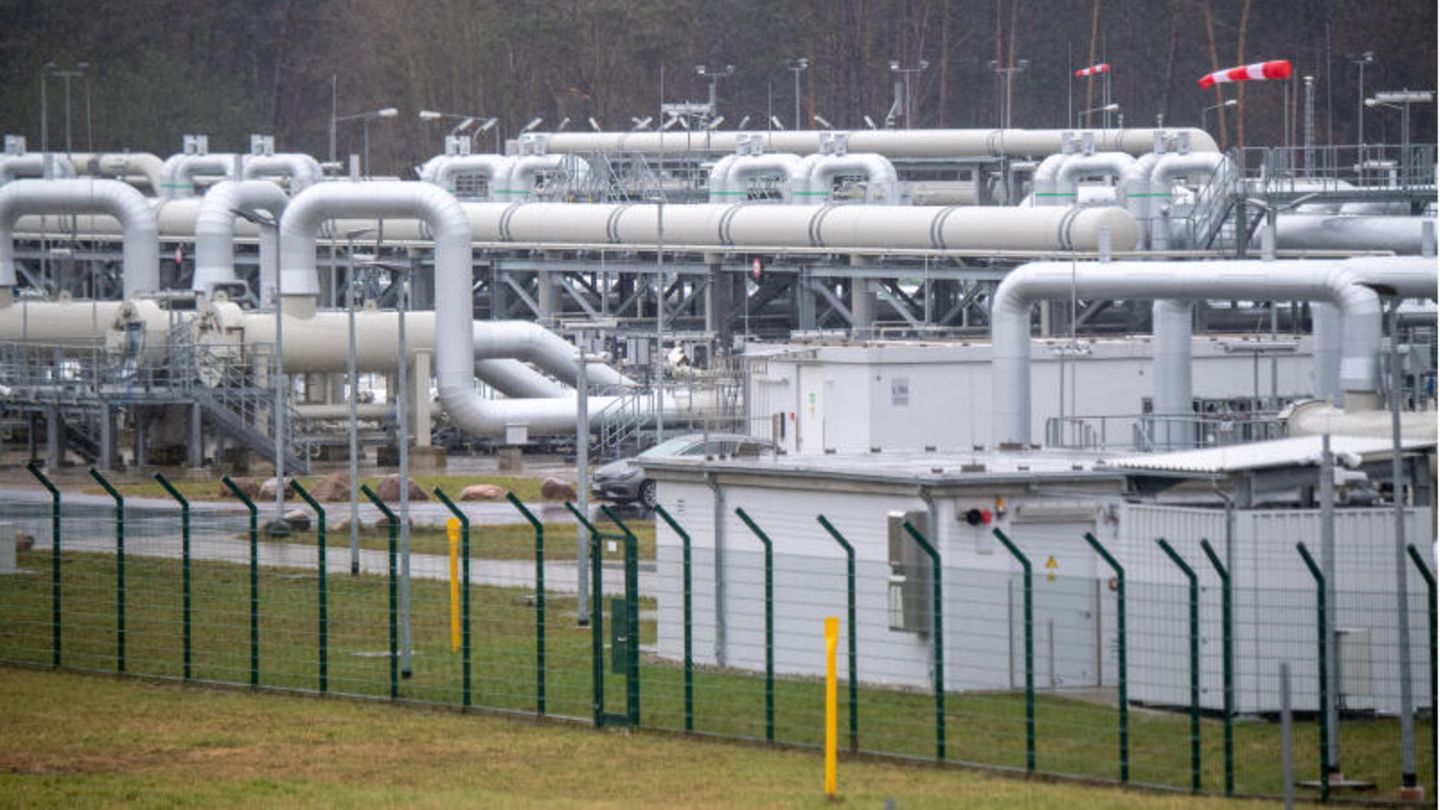 Blick auf Rohrsysteme und Absperrvorrichtungen in der Gasempfangsstation der Ostseepipeline Nord Stream 2