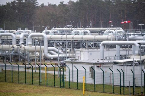 Blick auf Rohrsysteme und Absperrvorrichtungen in der Gasempfangsstation der Ostseepipeline Nord Stream 2