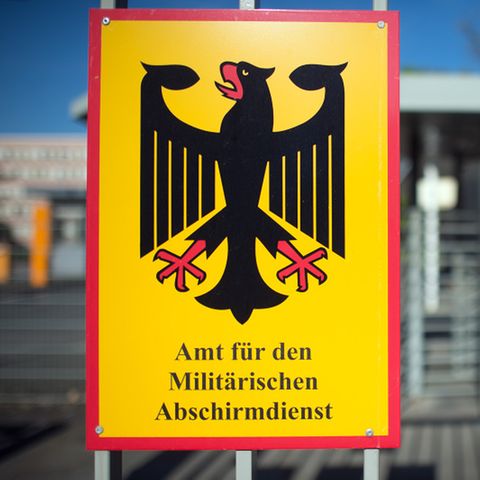 Ein Schild für das Amt für den Militärischen Abschirmdienst (MAD) hängt am Zaun der Konrad-Adenauer-Kaserne in Köln
