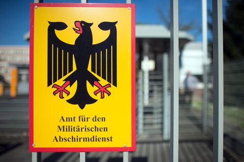 Ein Schild für das Amt für den Militärischen Abschirmdienst (MAD) hängt am Zaun der Konrad-Adenauer-Kaserne in Köln