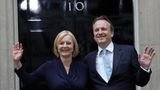 Die neue Premierministerin Liz Truss und ihr Ehemann Hugh O'Leary winken vor der Downing Street 10 in London