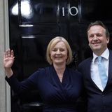 Die neue Premierministerin Liz Truss und ihr Ehemann Hugh O'Leary winken vor der Downing Street 10 in London