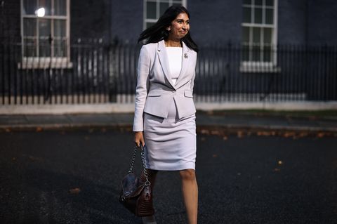 Die neue Innenministerin Suella Braverman verlässt die Downing Street in London