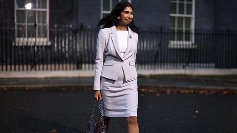 Die neue Innenministerin Suella Braverman verlässt die Downing Street in London