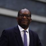 Der neu ernannte Finanzminister Großbritanniens, Kwasi Kwarteng, verlässt die Downing Street in London