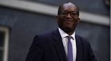 Der neu ernannte Finanzminister Großbritanniens, Kwasi Kwarteng, verlässt die Downing Street in London