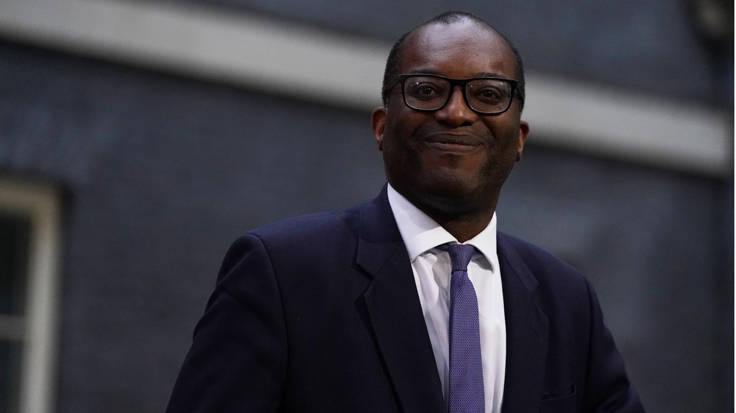 Erster schwarzer Finanzminister Großbritanniens Der neu ernannte Finanzminister Großbritanniens, Kwasi Kwarteng, verlässt die Downing Street in London
