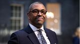Der neue Außenminister James Cleverly verlässt die Downing Street in London