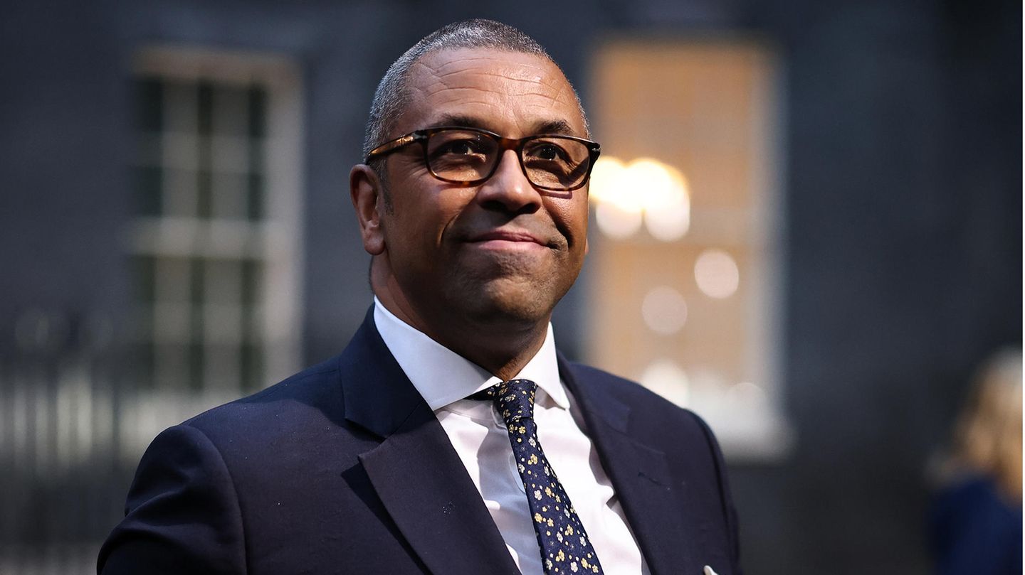 Der neue Außenminister James Cleverly verlässt die Downing Street in London