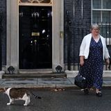 Die neue Arbeitsministerin Therese Coffey verlässt die Downing Street in London