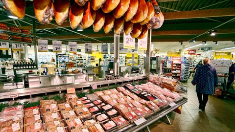 Die Fleischabteilung eines niederländischen Supermarktes