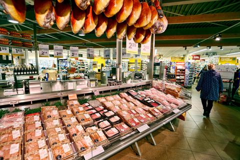 Die Fleischabteilung eines niederländischen Supermarktes