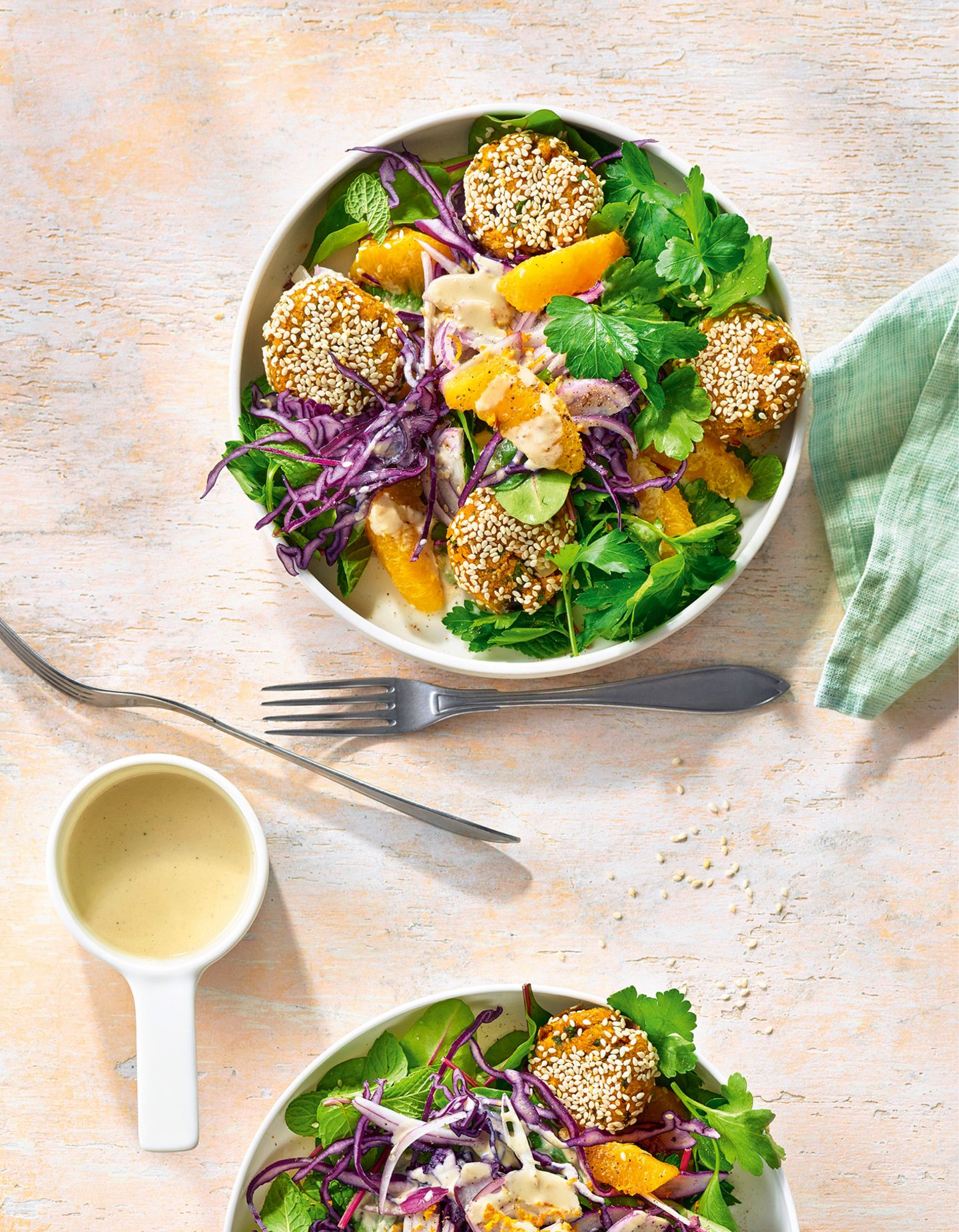 Anne Fleck: Süßkartoffel-Falafeln auf Blattsalaten Anne Fleck: Süßkartoffel-Falafeln auf Blattsalaten