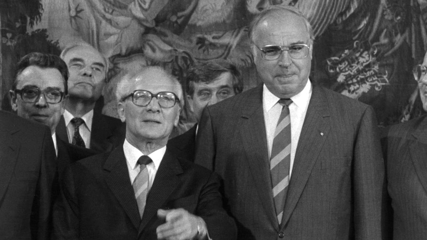 7. September 1987: Erich Honecker besucht zum ersten Mal die Bundesrepublik  Offiziell war es nur ein Arbeitsbesuch und dennoch gab es die große Bühne: Heute vor 35 Jahren wurde der Staatschef der DDR und SED-Generalsekretär Erich Honecker von Bundeskanzler Helmut Kohl mit allen protokollarischen Ehren eines Staatsbesuchers in Bonn empfangen — beide Nationalhymnen wurden gespielt, beide Fahnen wehten, eine Ehrenkompanie stand Spalier. Die erste und einzige Reise eines Staats- und Parteichefs der DDR erweckte den Anschein, als hätte die BRD die Zweistaatlichkeit endgültig akzeptiert. Auch Honecker betonte während seines Besuches, der weltweit Aufmerksamkeit fand und über den mehr als 2.000 Journalisten und Journalistinnen berichteten, immer wieder die Existenz zweier unabhängiger souveräner deutscher Staaten. Für den SED-Chef war die Reise deshalb ein Triumph — der jedoch nicht sehr lange anhielt. Fast auf den Tag genau zwei Jahre später begannen in Leipzig die Montagsdemonstrationen gegen die politischen Verhältnisse in der DDR, die schließlich in den Fall der Mauer und der Wiedervereinigung beider Teile Deutschlands mündeten.