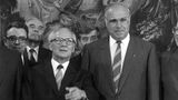 7. September 1987: Erich Honecker besucht zum ersten Mal die Bundesrepublik  Offiziell war es nur ein Arbeitsbesuch und dennoch gab es die große Bühne: Heute vor 35 Jahren wurde der Staatschef der DDR und SED-Generalsekretär Erich Honecker von Bundeskanzler Helmut Kohl mit allen protokollarischen Ehren eines Staatsbesuchers in Bonn empfangen — beide Nationalhymnen wurden gespielt, beide Fahnen wehten, eine Ehrenkompanie stand Spalier. Die erste und einzige Reise eines Staats- und Parteichefs der DDR erweckte den Anschein, als hätte die BRD die Zweistaatlichkeit endgültig akzeptiert. Auch Honecker betonte während seines Besuches, der weltweit Aufmerksamkeit fand und über den mehr als 2.000 Journalisten und Journalistinnen berichteten, immer wieder die Existenz zweier unabhängiger souveräner deutscher Staaten. Für den SED-Chef war die Reise deshalb ein Triumph — der jedoch nicht sehr lange anhielt. Fast auf den Tag genau zwei Jahre später begannen in Leipzig die Montagsdemonstrationen gegen die politischen Verhältnisse in der DDR, die schließlich in den Fall der Mauer und der Wiedervereinigung beider Teile Deutschlands mündeten.