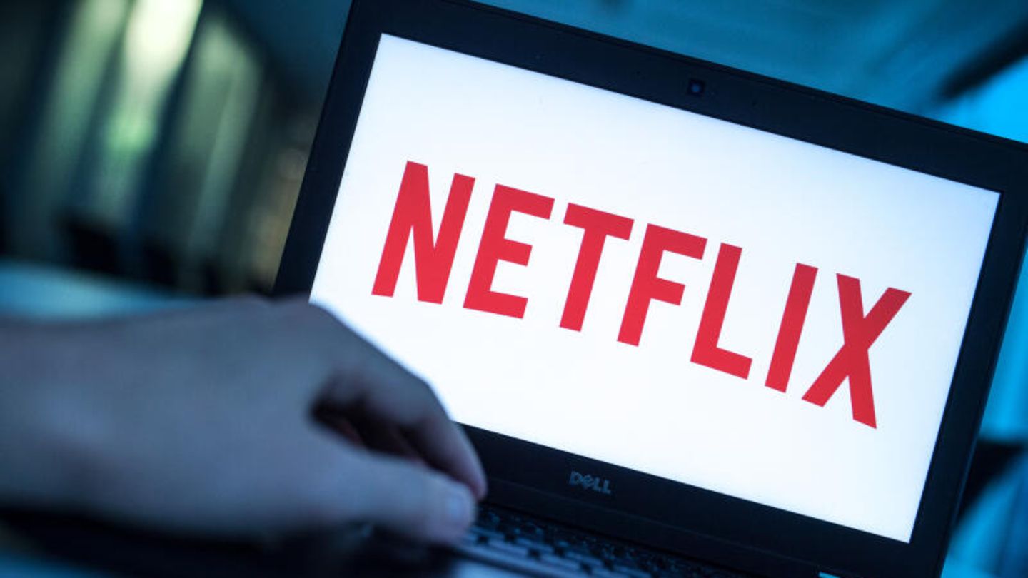 Auf einem Bildschirm ist das Logo von Netflix zu sehen