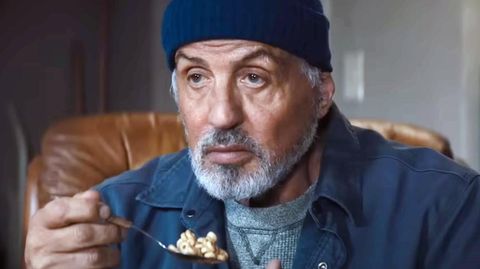 Witzige Filmset-Szene: Sylvester Stallone wühlt im Müll nach seinem Bart