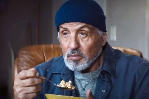 Witzige Filmset-Szene: Sylvester Stallone wühlt im Müll nach seinem Bart