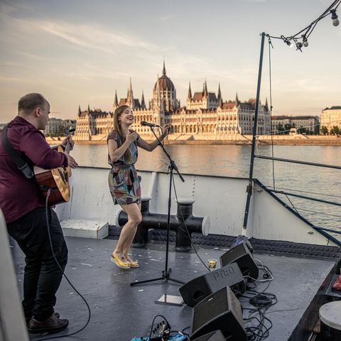 Budapest: Auf einem Donauschiff gibt Sängerin Veronika Harcsa ein Konzert, im Hintergrund das Parlamentsgebäude