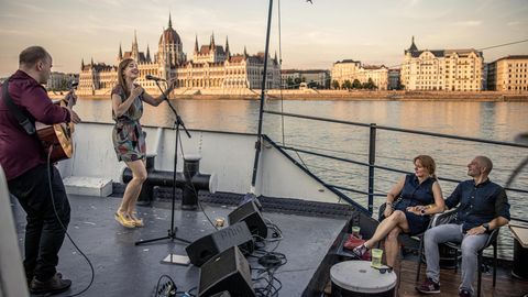 Budapest: Auf einem Donauschiff gibt Sängerin Veronika Harcsa ein Konzert, im Hintergrund das Parlamentsgebäude