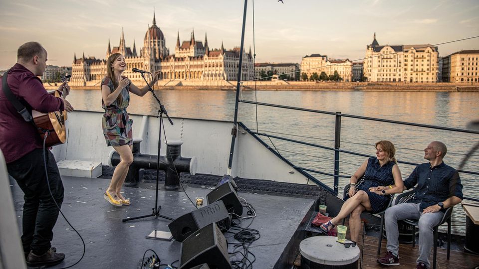Budapest: Auf einem Donauschiff gibt Sängerin Veronika Harcsa ein Konzert, im Hintergrund das Parlamentsgebäude