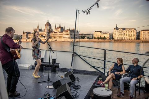 Budapest: Auf einem Donauschiff gibt Sängerin Veronika Harcsa ein Konzert, im Hintergrund das Parlamentsgebäude