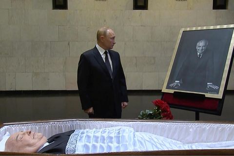 Kühler Abschied in der Moskauer Zentralklinik: Wladimir Putin am Donnerstag vergangener Woche am Sarg Michail Gorbatschows