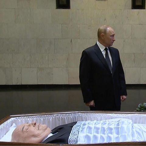 Kühler Abschied in der Moskauer Zentralklinik: Wladimir Putin am Donnerstag vergangener Woche am Sarg Michail Gorbatschows