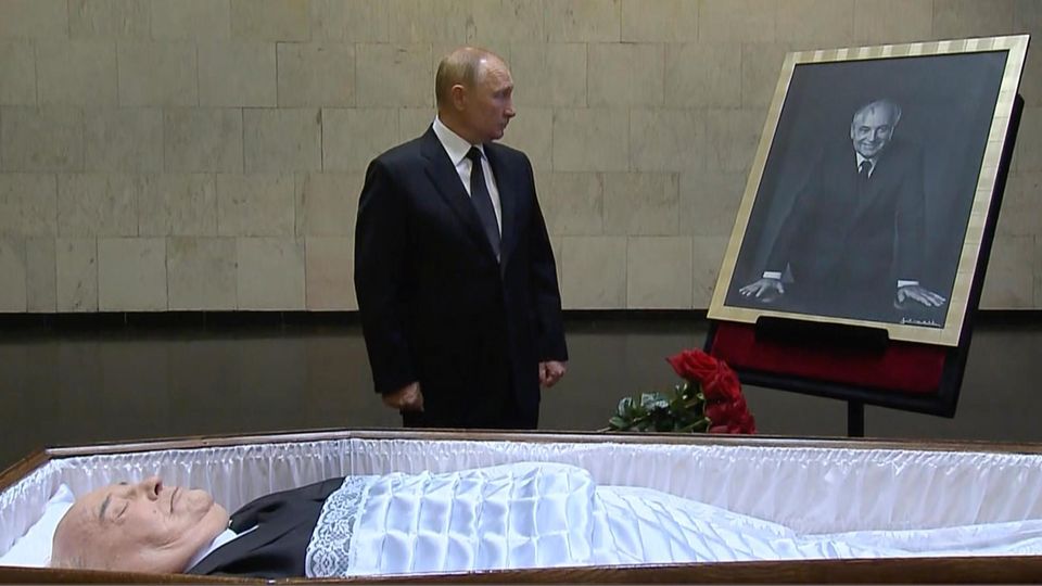 Kühler Abschied in der Moskauer Zentralklinik: Wladimir Putin am Donnerstag vergangener Woche am Sarg Michail Gorbatschows