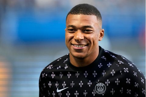 Kylian Mbappé lächelt