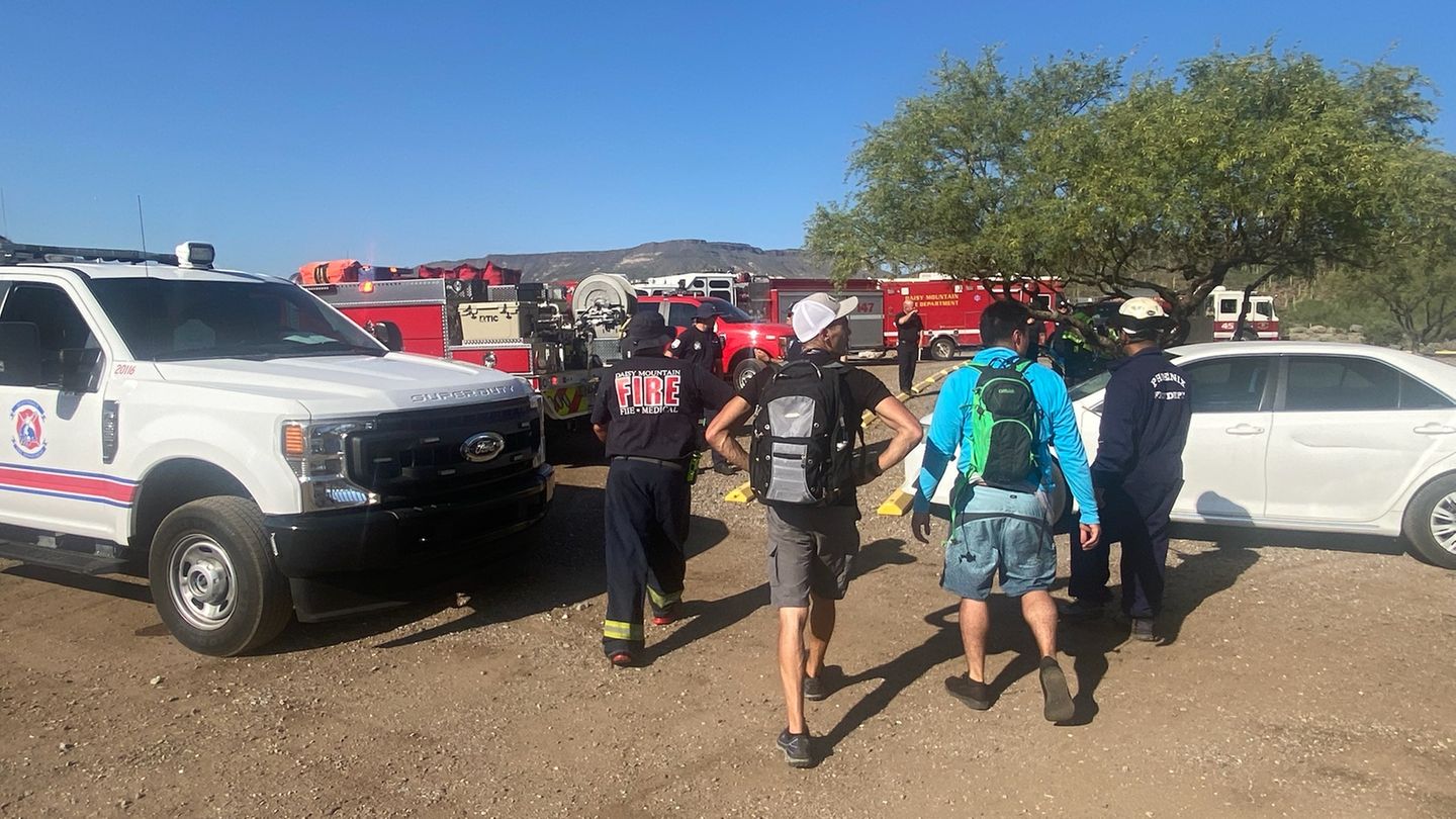 Rettungskräfte stehen in Arizona auf einem Parkgelände, wo ein Wanderer den Hitzetod starb