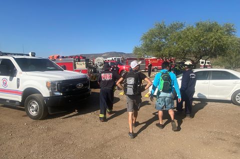 Rettungskräfte stehen in Arizona auf einem Parkgelände, wo ein Wanderer den Hitzetod starb