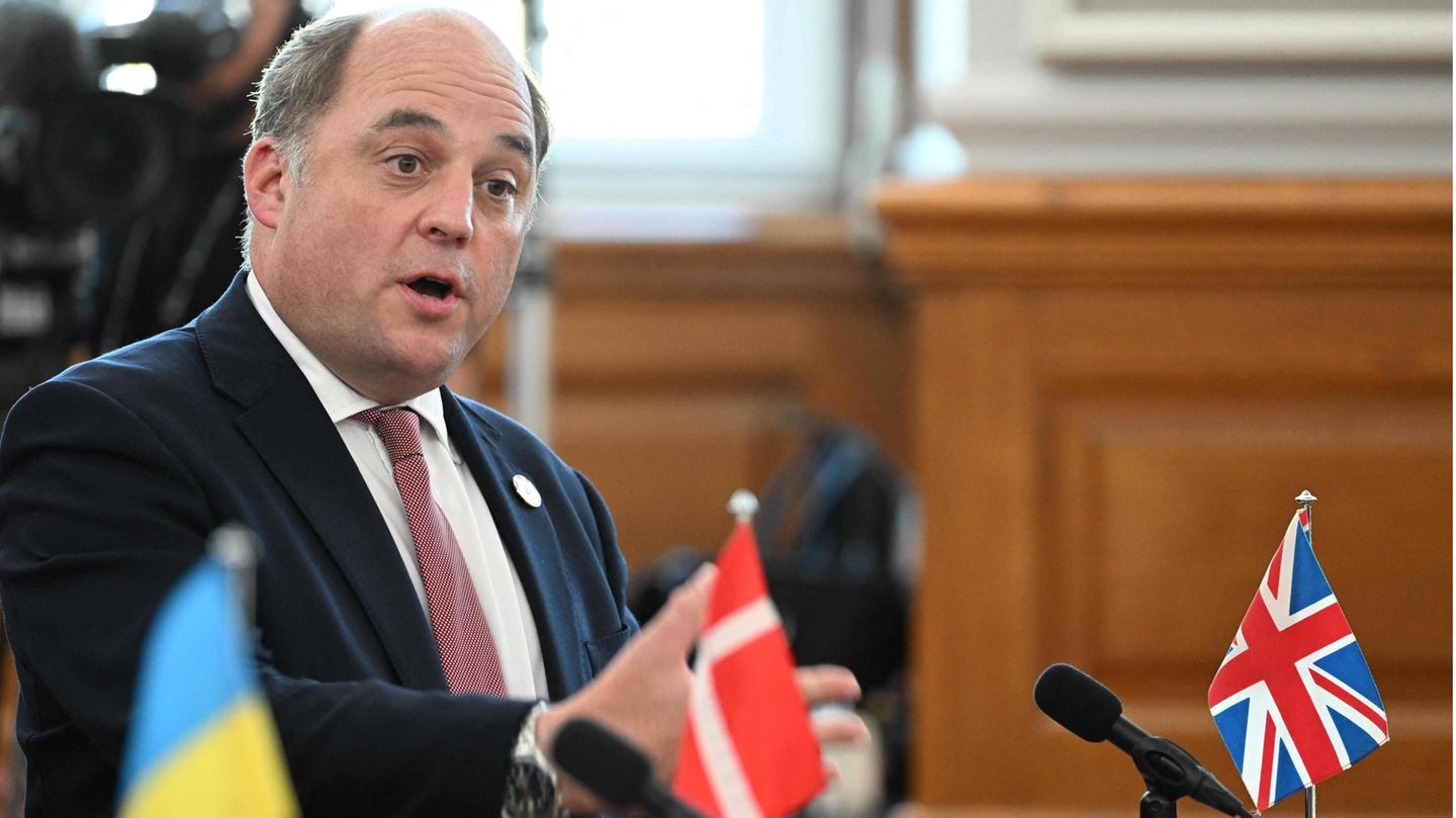 Minister der Truss-Regierung Ben Wallace spricht auf einer Pressekonferenz in Kopenhagen