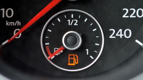 Das Tanksymbol leuchtet an der Kraftstoffanzeige eines PKW auf. Es wird wohl höchste Zeit zum Tanken