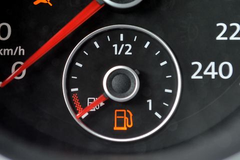 Das Tanksymbol leuchtet an der Kraftstoffanzeige eines PKW auf. Es wird wohl höchste Zeit zum Tanken