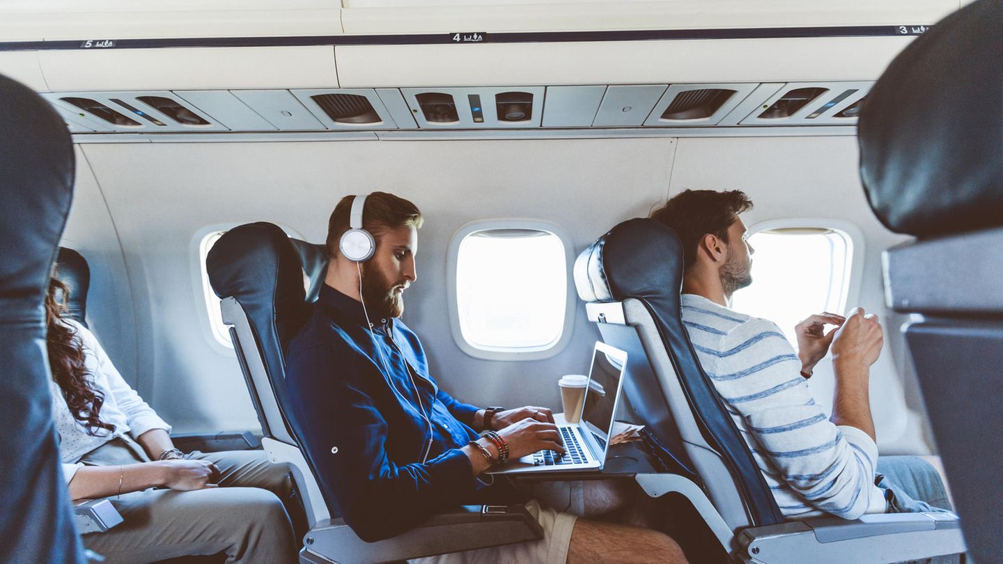Maskenpflicht: Maskenpflicht fällt: So könnte es Ende September auch wieder in Flugzeug von und nach Deutschland aussehen Maskenpflicht fällt: So könnte es Ende September auch wieder in Flugzeug von und nach Deutschland aussehen