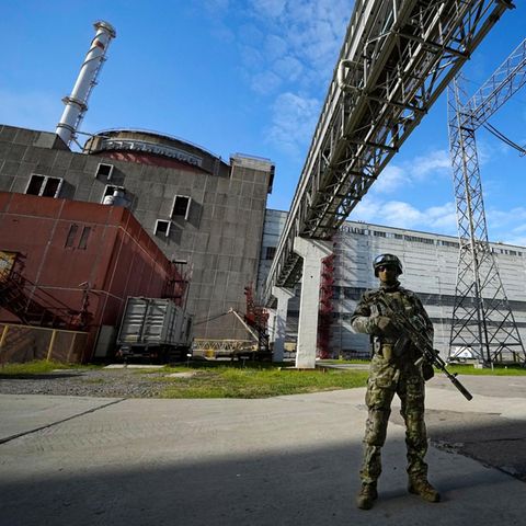 Ukraine: Ein russischer Soldat bewacht einen Bereich des Kernkraftwerks Saporischschja (Mai 2022)