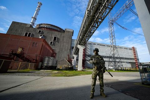 Ukraine: Ein russischer Soldat bewacht einen Bereich des Kernkraftwerks Saporischschja (Mai 2022)