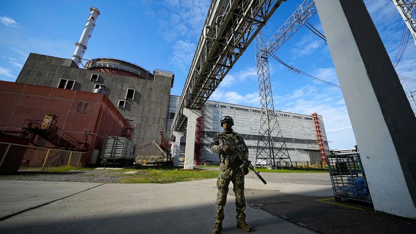 Ukraine: Ein russischer Soldat bewacht einen Bereich des Kernkraftwerks Saporischschja (Mai 2022)