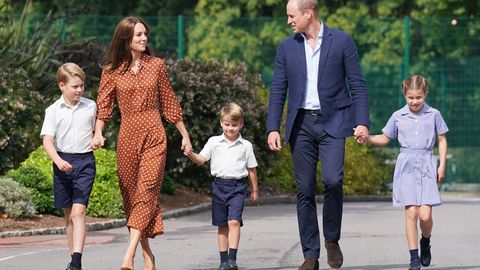 Prinz George (links), Prinzessin Charlotte und Prinz Louis mit ihren Eltern auf dem Weg zur Schule 