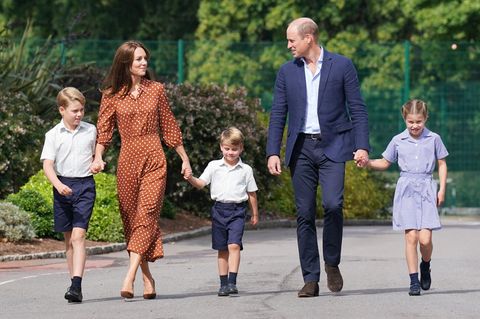 Prinz George (links), Prinzessin Charlotte und Prinz Louis mit ihren Eltern auf dem Weg zur Schule 
