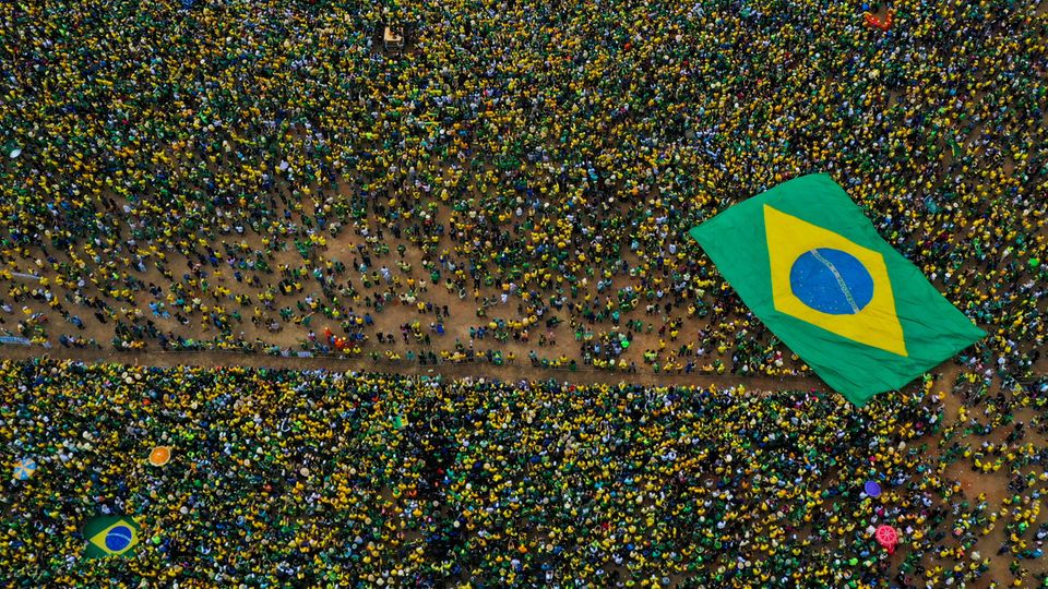 Crowds attend celebrations marking the bicentennial of Brazil's independence