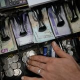 Obwohl der südamerikanische Krisenstaat die schlimmste Phase der Währungskrise hinter sich gelassen hat, gehört der venezolanische Bolívar weiterhin zu den am stärksten von Inflation betroffenen Landeswährungen. Nach Angaben des Internationalen Währungsfonds (IWF) stiegen die Verbraucherpreise zum Tiefpunkt von 2017 bis 2018 um mehr als 65.000 Prozent.   Die Währung hat einiges durchgemacht. 2008 strichen die Behörden vom seit 1879 existierenden Bolívar drei Nullen. Aus der Abwärtsspirale gab es jedoch kein Entkommen. 2018 wurden vom wertlos gewordenen Bolívar fuerte (starken Bolívar) weitere fünf Nullen gestrichen. 2021 ging das traurige Kürzen weiter: Für die Einführung des Bolívar digital 2021 wurden gegenüber dem Vorgänger Bolívar soberano (souveräner Bolívar) erneut sechs Nullen gestrichen. Summa summarum entspricht die Division der Währung seit 2007 durch einhundert Billion.   Der heutige Bolívar hat "nur noch" eine Teuerungsrate von 137 Prozent. Für einen Euro bekommt man derzeit rund 795 Bolívar. 