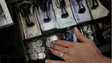Obwohl der südamerikanische Krisenstaat die schlimmste Phase der Währungskrise hinter sich gelassen hat, gehört der venezolanische Bolívar weiterhin zu den am stärksten von Inflation betroffenen Landeswährungen. Nach Angaben des Internationalen Währungsfonds (IWF) stiegen die Verbraucherpreise zum Tiefpunkt von 2017 bis 2018 um mehr als 65.000 Prozent.   Die Währung hat einiges durchgemacht. 2008 strichen die Behörden vom seit 1879 existierenden Bolívar drei Nullen. Aus der Abwärtsspirale gab es jedoch kein Entkommen. 2018 wurden vom wertlos gewordenen Bolívar fuerte (starken Bolívar) weitere fünf Nullen gestrichen. 2021 ging das traurige Kürzen weiter: Für die Einführung des Bolívar digital 2021 wurden gegenüber dem Vorgänger Bolívar soberano (souveräner Bolívar) erneut sechs Nullen gestrichen. Summa summarum entspricht die Division der Währung seit 2007 durch einhundert Billion.   Der heutige Bolívar hat "nur noch" eine Teuerungsrate von 137 Prozent. Für einen Euro bekommt man derzeit rund 795 Bolívar. 
