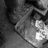 Ein Mann fegt 1946 in Budapest wertlose Pengo-Banknoten zusammen