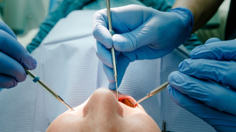 Ein Zahnarzt bei einer Behandlung