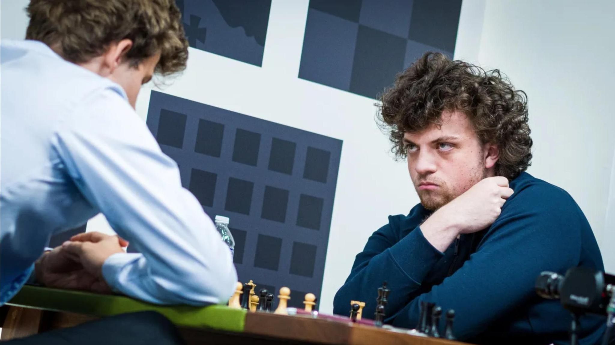 Schach Junger Mann schlägt sensationell Magnus Carlsen