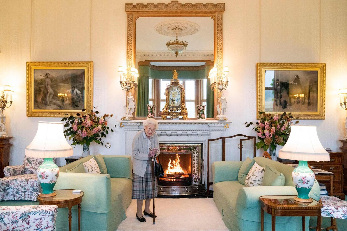 Schloss Balmoral: Etwas gebrechlich sieht sie aus, an jenem Dienstagmittag auf Schloss Balmoral, das schon. Dabei aber auch fröhlich und vital. Queen Elizabeth II. erwartet in ihrer Sommerresidenz Besuch. Nichts deutet darauf hin, dass die Monarchin nur zwei Tage später sterben wird. Etwas gebrechlich sieht sie aus, an jenem Dienstagmittag auf Schloss Balmoral, das schon. Dabei aber auch fröhlich und vital. Queen Elizabeth II. erwartet in ihrer Sommerresidenz Besuch. Nichts deutet darauf hin, dass die Monarchin nur zwei Tage später sterben wird.
